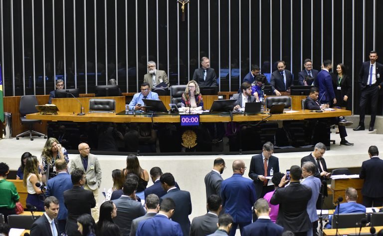 Câmara aprova regime de urgência para oito projetos