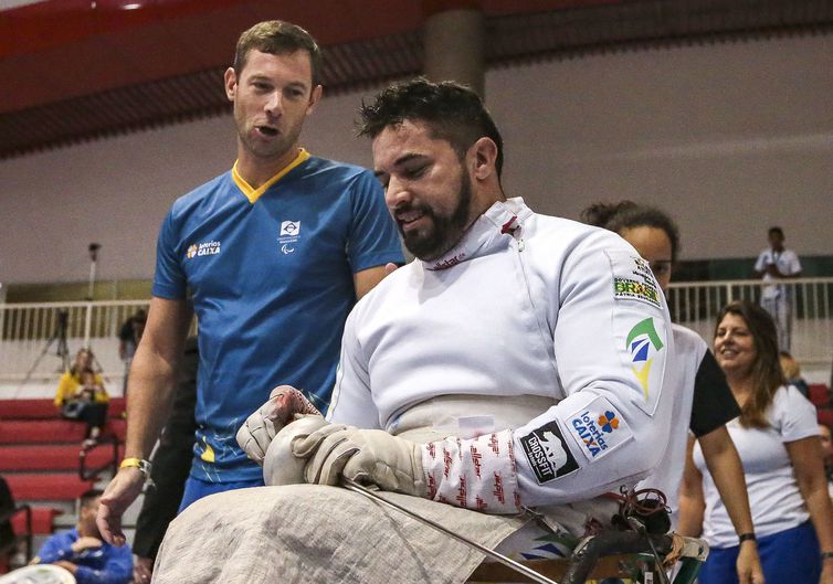 Técnico Ivan e esgrimista Jovane, na etapa brasileira da Copa do Mundo em 2019 
