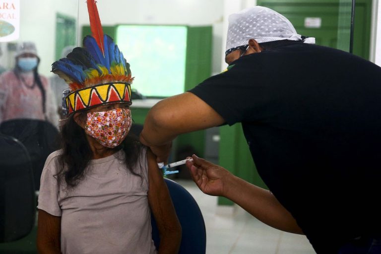 Indígena sendo vacinado