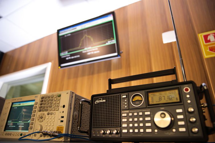 EBC inaugura banda estendida FM e estreia programação em 5 capitais
Empresa recebeu certificado de pioneirismo em radiodifusão