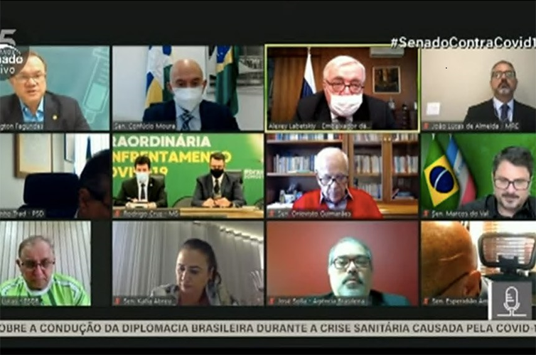 Senadores e convidados em reunião remota da Comissão Temporária da Covid-19, nesta segunda.
