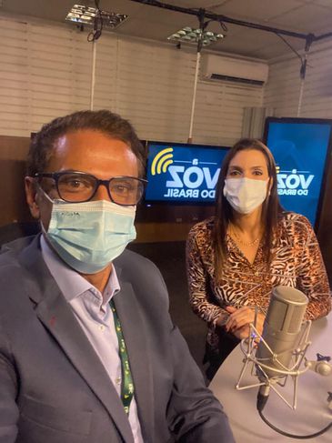 Os apresentadores de A Voz do Brasil