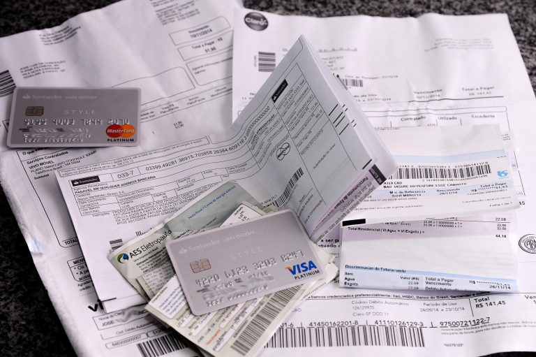 Economia - consumidor - contas a pagar boletos despesas orçamento doméstico dívidas devedores Serasa cadastro positivo consumidores SPC negativação nome