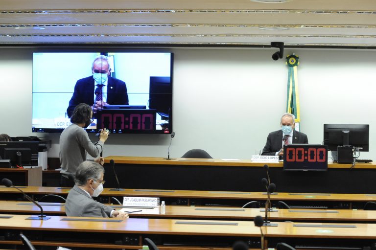 Edio Lopes preside a audiência pública