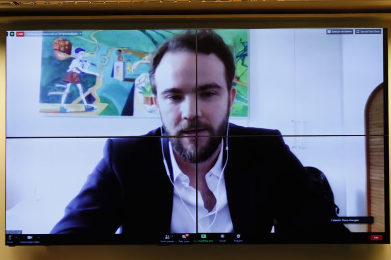 Lei de combate às Fake News. Diretor de Políticas Públicas do WhatsApp no Brasil. Graduado pela USP, mestre em direito constitucional pela UnB, Dario Durigan