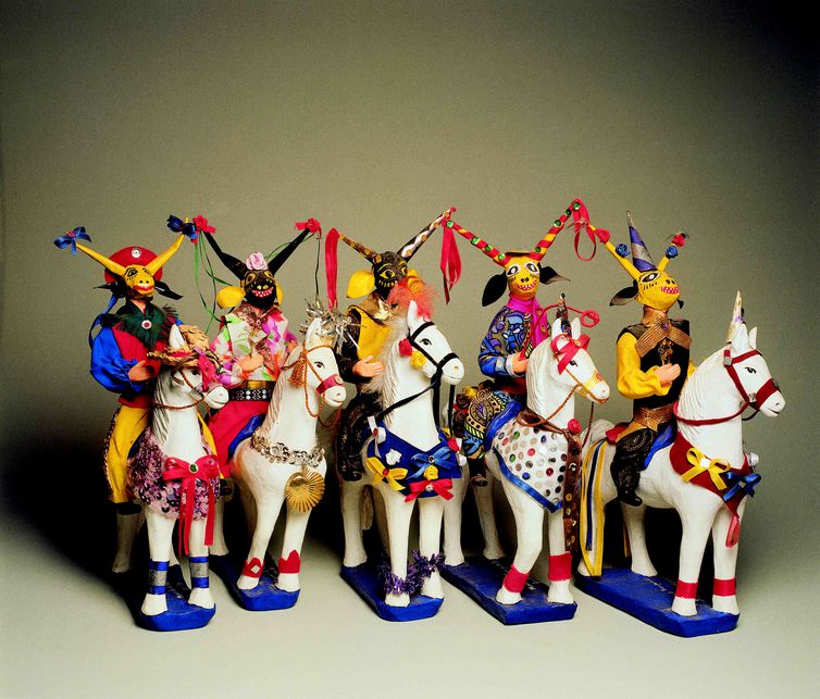 Obra “Mascarados a Cavalo”, artista “Lunildes”, Localidade: Pirenópolis – GO. Acervo Museu Casa do Pontal