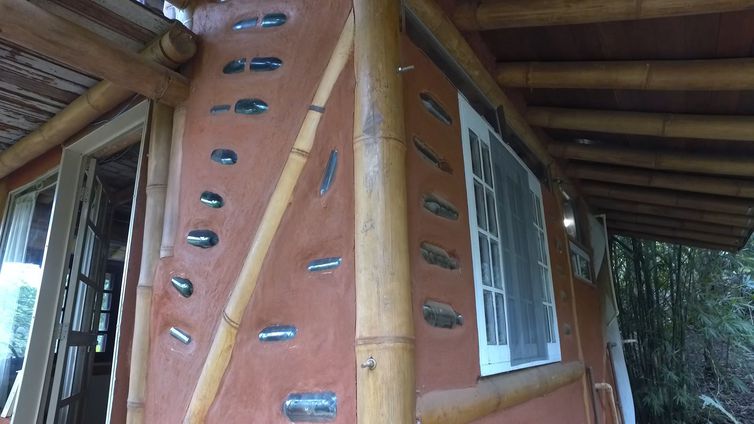 Sítio Nós na Teia usa materiais alternativos na construção de casas