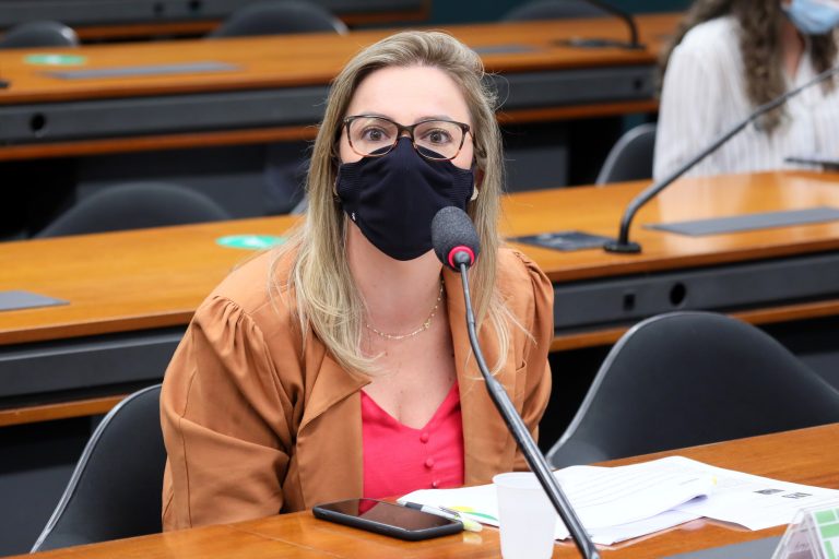 Audiência Pública - Debater a implantação da rede 5G no Brasil. Representante da Associação Brasileira de Provedores de Internet e Telecomunicações - ABRINT, Alessandra Lugato