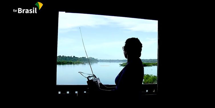 Ouvinte na Amazônia, escutando rádio. 
