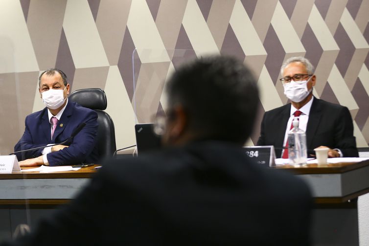 Os senadores Omar Aziz e Renan Calheiros durante sessão para votação do relatório da CPI da Pandemia.