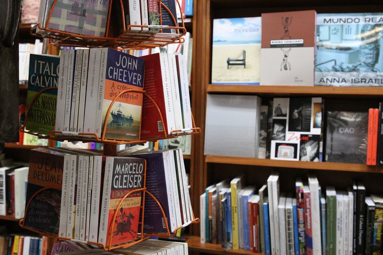 Estante de livros da livraria Martins Fontes, na Vila Buarque.