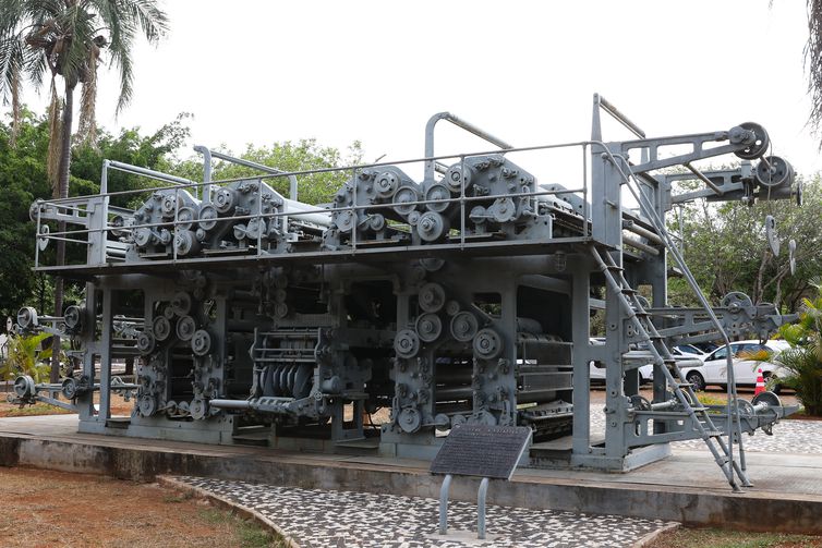 Impressora Rotativa exibida no pátio do Museu da Imprensa Oficial