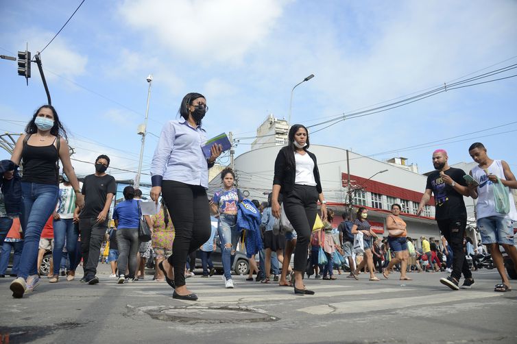 População caminha no centro de Duque de Caxias, primeiro município do Rio de Janeiro a flexibilizar o uso de máscara.