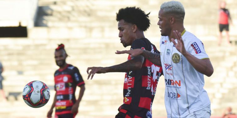 Aparecidense bate Campinense e larga na frente na final da Série D.