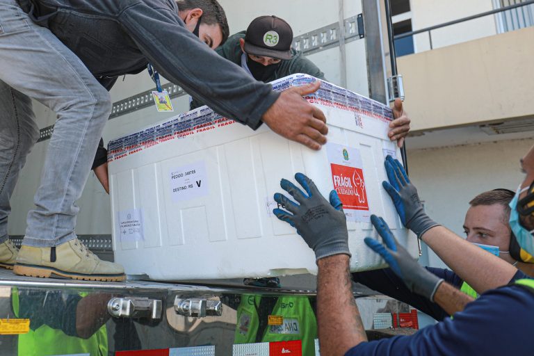 Medida provisória autoriza governo federal a doar vacinas contra Covid-19 a outros países