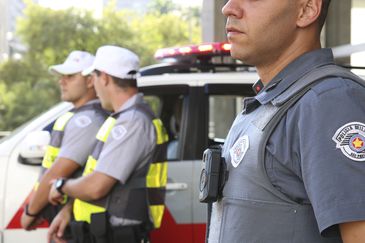 O uso de câmeras acopladas aos uniformes de policiais militares do estado de São Paulo para registro das suas ações.