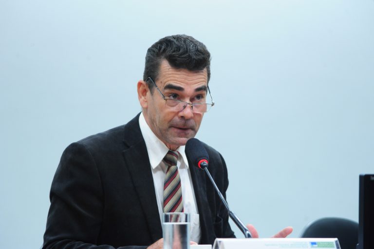 Deputado Padre João fala ao microfone