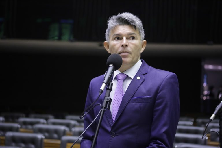 José Medeiros discursa no plenário