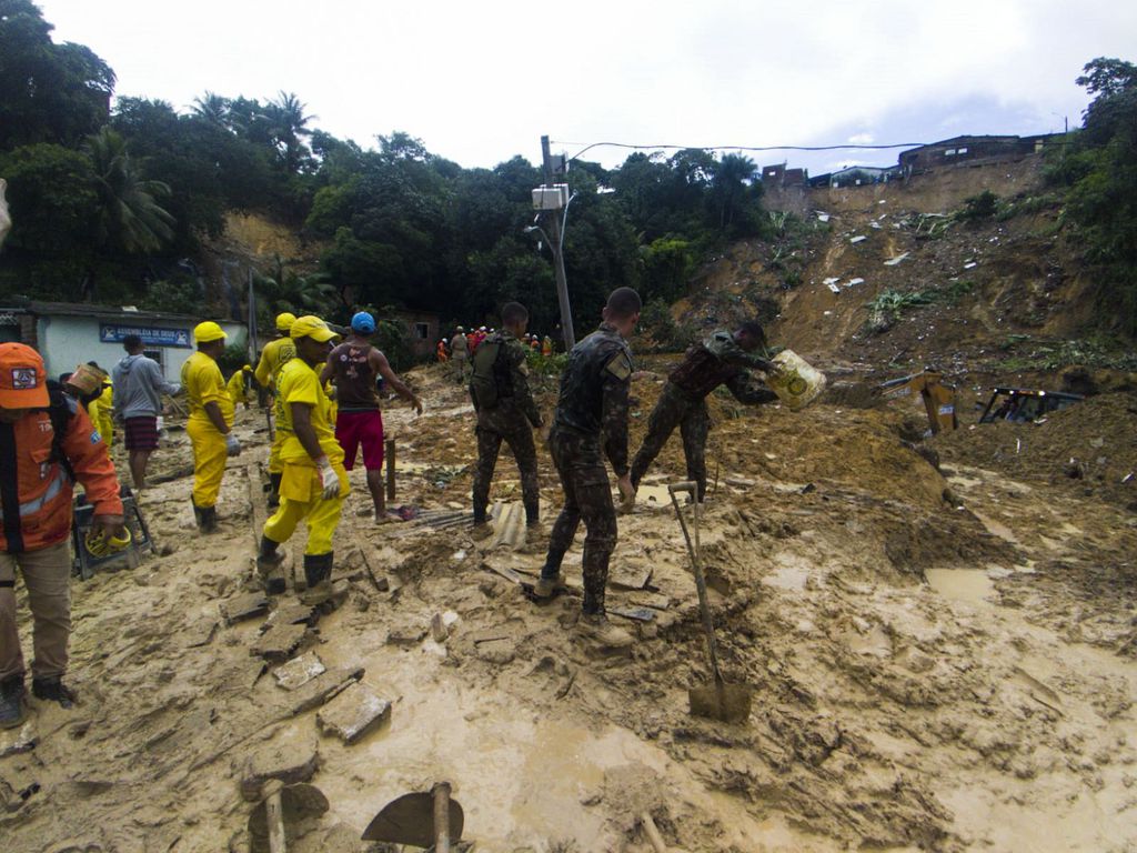 Bombeiros em bairro de Jardim Monteverde, região limítrofe entre Recife e Jaboatão dos Guararapes, atingido pelas fortes chuvas na Região Metropolitana do Recife