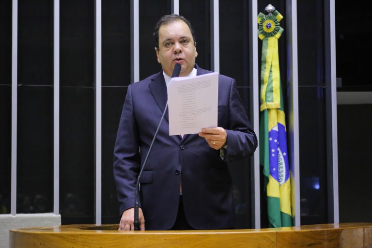 Deputado Elmar Nascimento discursa no Plenário da Câmara