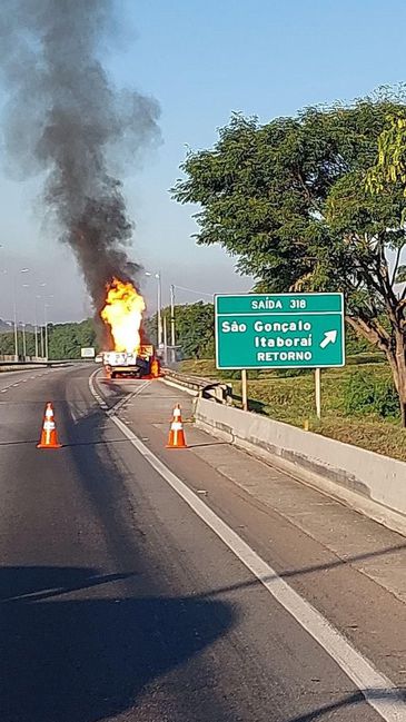 Acidente interrompeu fluxo de veículos