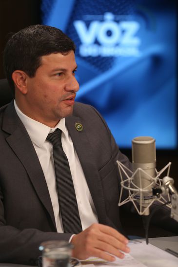 O ministro do Turismo, Carlos Brito, é o entrevistado no programa A Voz do Brasil,