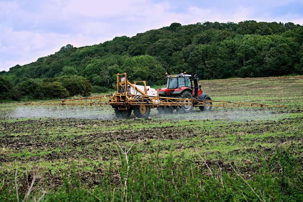 Aplicação de agrotóxicos em plantação