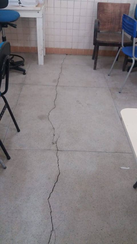 Rachadura em sala de aula de escola municipal afetada pela Braskem