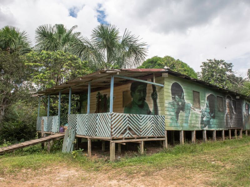 Chácara onde Bruno Pereira e outros servidores da Funai moraram por um tempo, feita de madeira e com grafites em todas as paredes externas