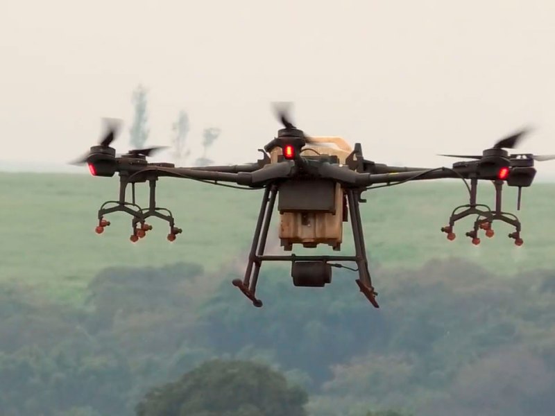 Imagem mostra drone sobrevoando área aberta