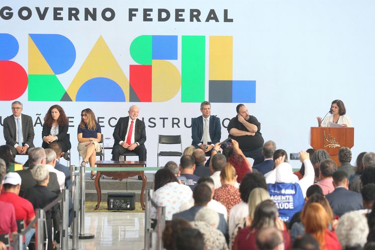 O presidente Luiz Inácio Lula da Silva sanciona lei que considerar os agentes de combate às endemias como profissionais de saúde,