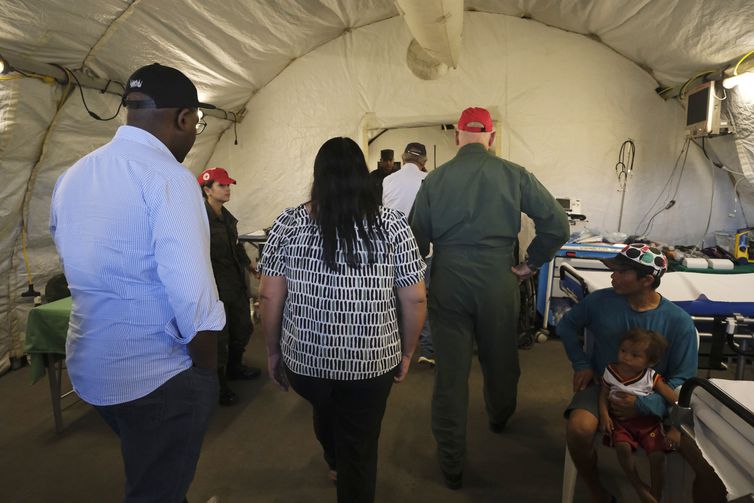 Os ministros da Defesa, José Múcio, dos Direitos Humanos, Silvio Almeida, e a presidente da Funai, Joênia Wapichana, na Casa de Saúde do Índio, onde está o Hospital de Campanha da FAB que atende os Yanomami. 