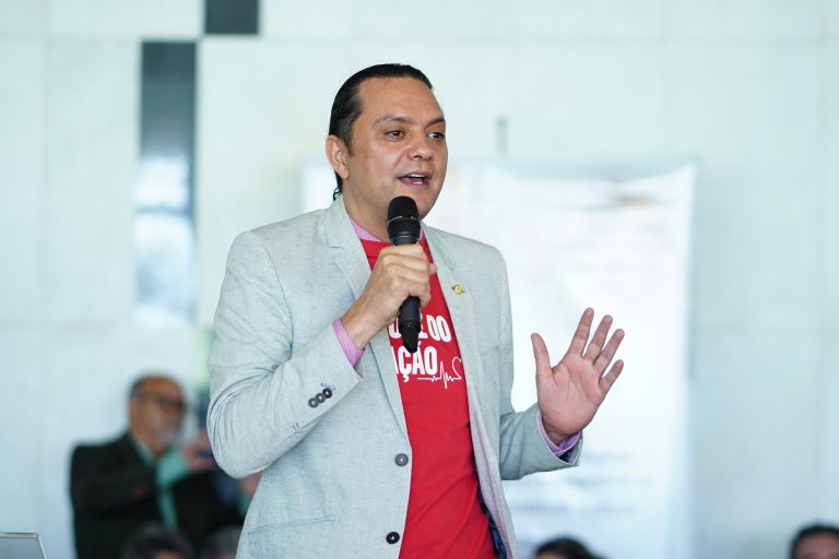 Deputado Weliton Prado fala ao microfone