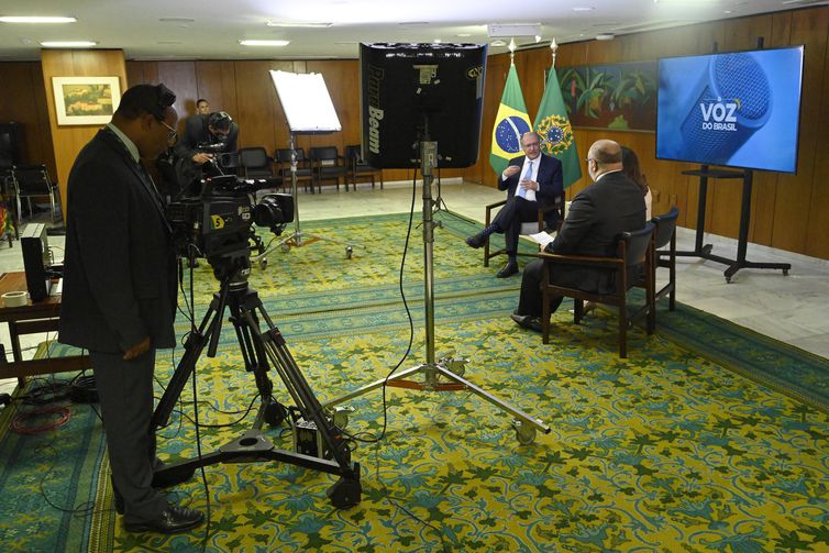 Brasília (DF) - 14/04/2023 - O presidente da República em Exercício Geraldo Alckmin durante gravação do Programa A Voz do Brasil na sala de audiências no Palácio do Planalto em Brasília. Foto : Cadu Gomes / VPR