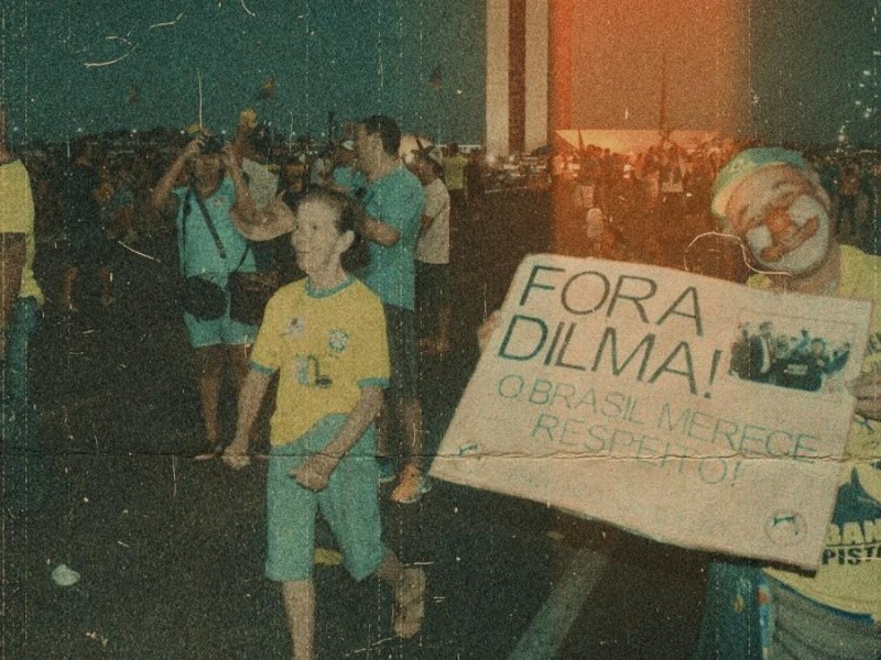 Manifestação pró-impeachment de Dilma Rousseff em Brasília, na imagem é possível ver um homem vestido de palhaço mostrando um cartaz escrito ''Fora Dilma'' , e ao fundo pessoas vestidas com a camiseta da seleção brasileira