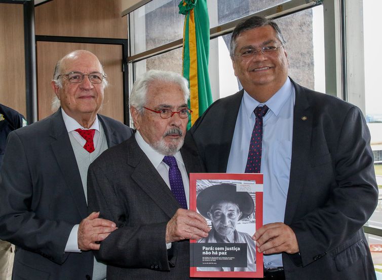 Brasília (DF) 01/06/2023 - José Carlos Dias e Paulo Vanucci, membros da comissão Arns, durante entrega o relatório inédito com propostas de segurança pública para combater a violência&nbsp;no&nbsp;Pará, para o ministro da Justiça, Flávio Dino. Foto Antônio Cruz/Agência Brasil