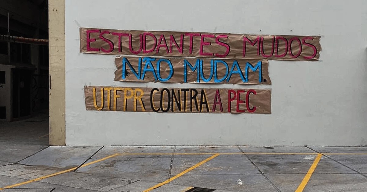Cartaz com os dizeres ''Estudantes mudos não mudam UTFPR contra a PEC'' na Ocupação da Universidade Tecnológica Federal do Paraná (UTFPR)