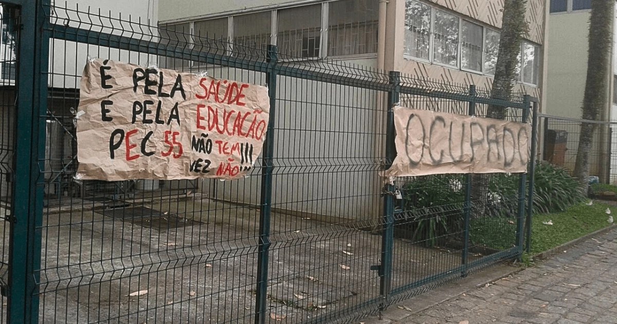 Cartazes na entrada da UTFPR,