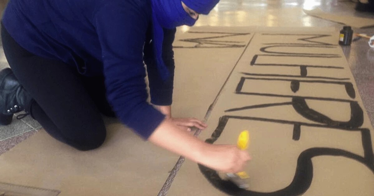 Estudante fazendo cartaz na Ocupação da Universidade Tecnológica Federal do Paraná (UTFPR)