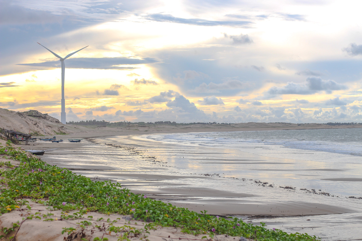 Turbinas eólicas sobre duna na costa cearense
