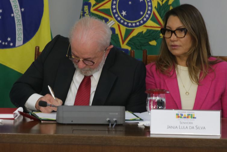 Brasília (DF), 20/07/2023 – Presidente Luiz Inácio Lula da Silva, Sanciona o Projeto de Lei n° 2.920/2023, que institui o Programa de Aquisição de Alimentos (PAA) e o Programa Cozinha Solidária. E/D. O Pr. Lula,e a Primeira Dama, Janja, Foto Valter Campanato/Agência Brasil.