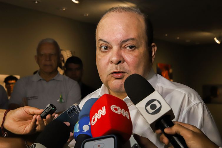 Brasília (DF) 18/08/2023 - O governador do Distrito Federal, Ibaneis Rocha, fala com jornalista na saída da cerimonia de 50 anos da Terracap.
O governador fala sobre a prisão do alto escalão da policia Militar do DF.
Foto: Antônio Cruz/Agência Brasil