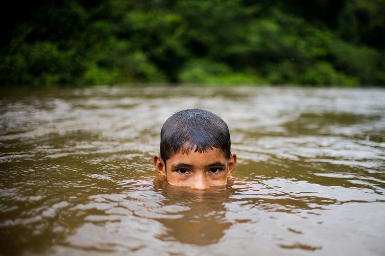 Colniza, MT, Brasil: Crianças brincam na comunidade de ribeirinhos de São Lourenço. (Foto: Marcelo Camargo/Agência Brasil)