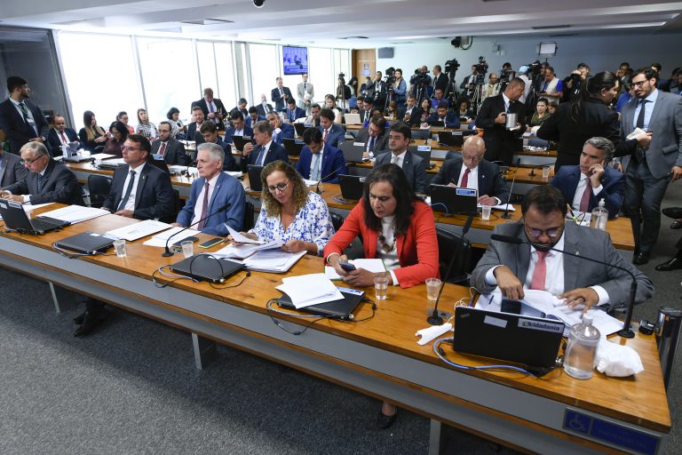 Deputados e senadores durante reunião da CPMI do 8 de janeiro