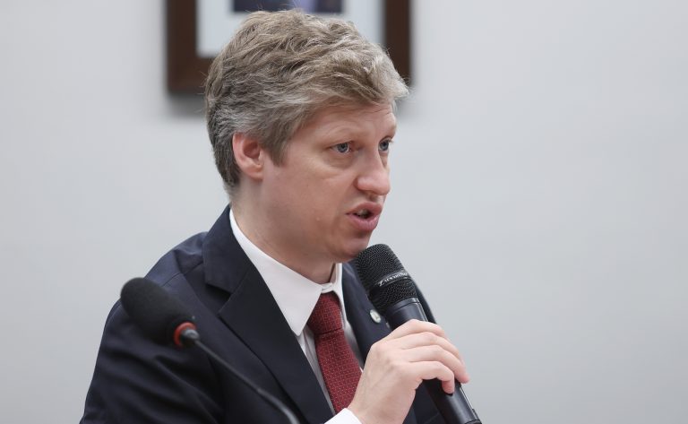Marcel van Hattem fala durante audiência da comissão