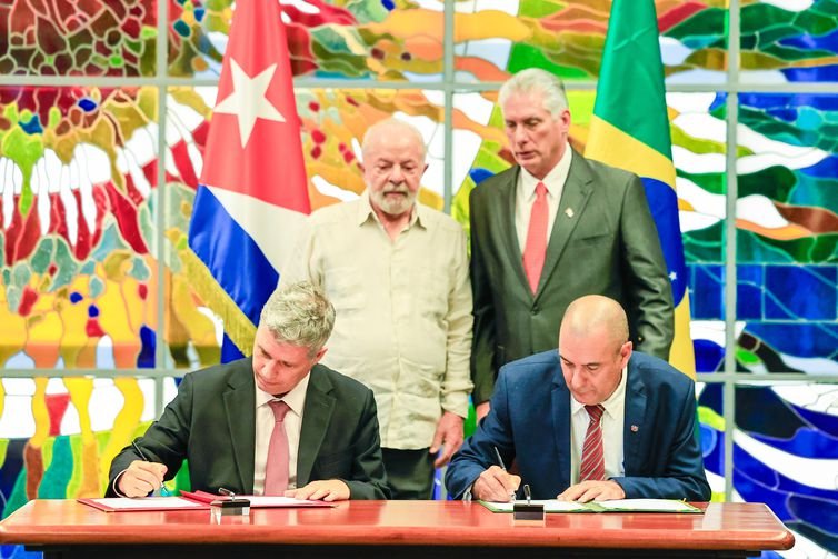 16.09.2023 - Assinaturas de Atos - Presidente da República, Luiz Inácio Lula da Silva - Presidente da República de Cuba, Miguel Díaz-Canel, e o ministro do desenvolvimento agrário, Paulo Teixeira (e) - Palácio da Revolução - Havana - Cuba Fotos