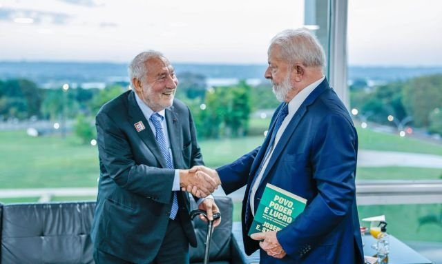 Presidente da República, Luiz Inácio Lula da Silva em conversa com o professor Joseph Stiglitz, Prêmio Nobel de Economia, no Palácio do Planalto, na última quarta (13)