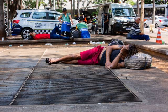 Pessoas tentam se refrescar no acesso de ventilação da estação de metrô República, no centro de São Paulo