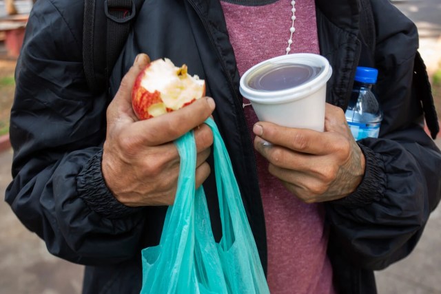 Kit distribuído pela prefeitura tinha fruta, água e chá gelado