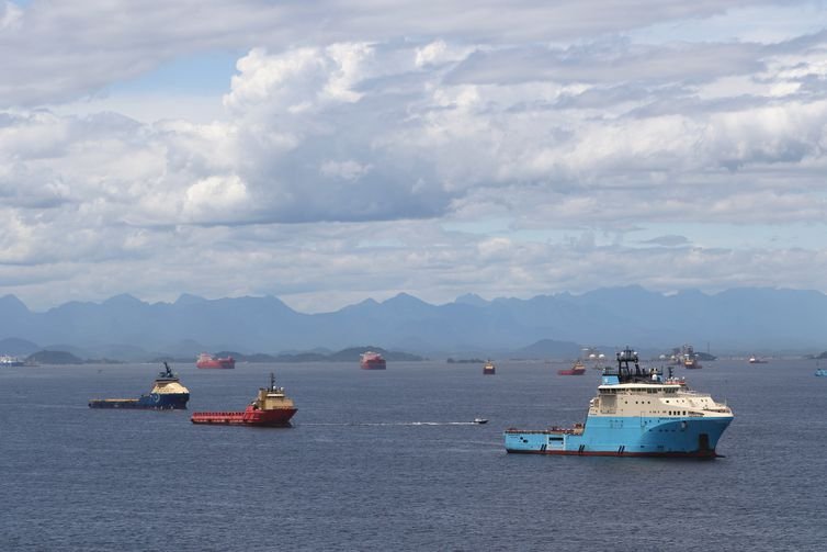 Embarcações ancoradas na Baía de Guanabara.